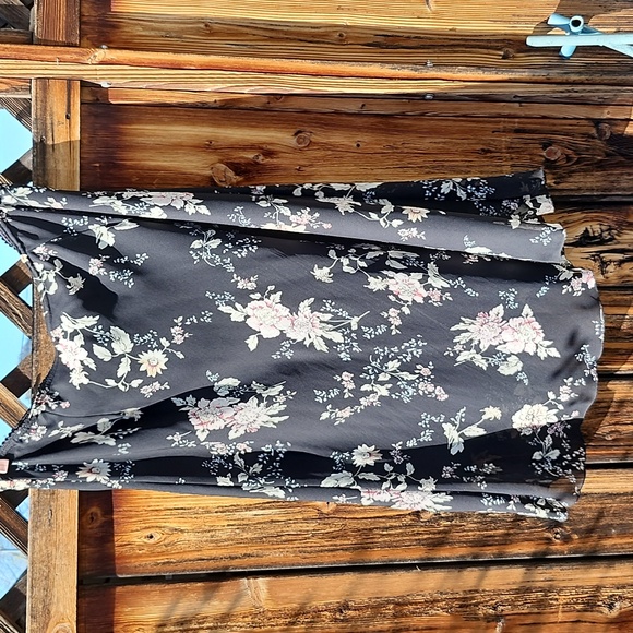 ⭐️Jessica Plus Black Floral Skirt - Picture 7 of 8